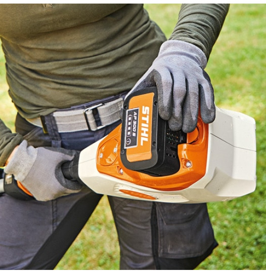 STIHL-HLA-135-K-Battery-compartment-in-the-engine-casing-526x541